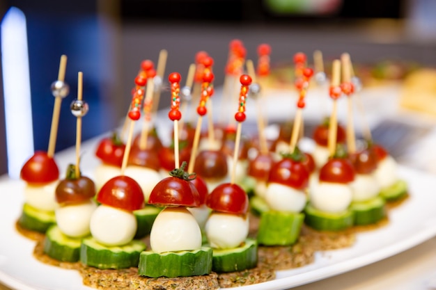 Buffettisch mit Snacks für die Gäste