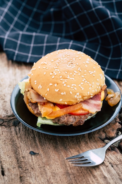 buger auf dem Tisch