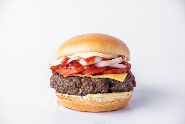 Foto buger isolado grande hambúrguer de queijo de carne clássico em fundo branco isolado png