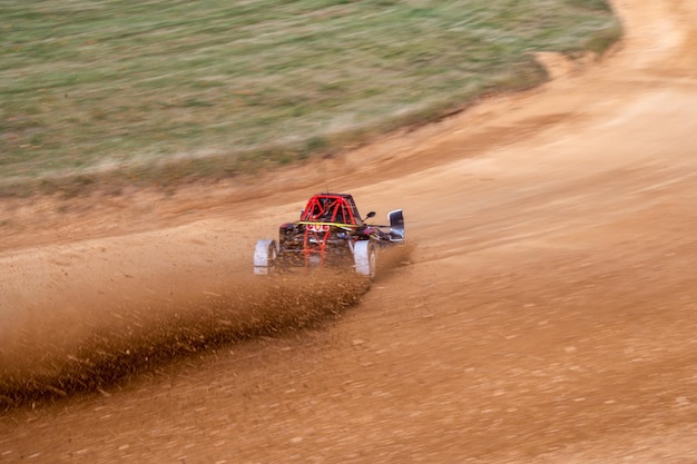 Buggies na pista de autocross derrapando poeira e sujeira voando sob os pneus