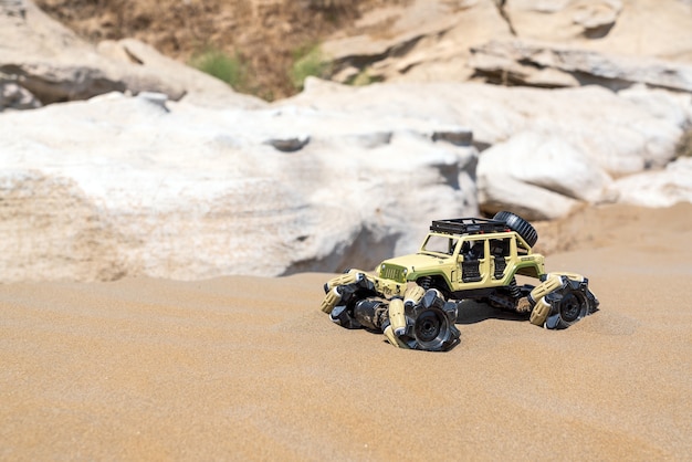 Foto buggy controlado por rádio com motor elétrico na areia. rally fora de estrada