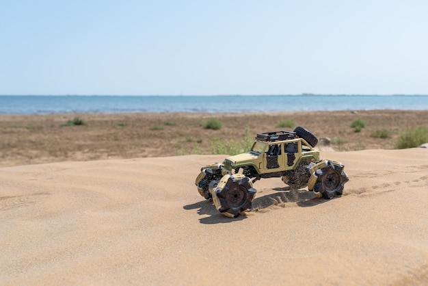 Buggy controlado por rádio com motor elétrico na areia. Rally fora de estrada