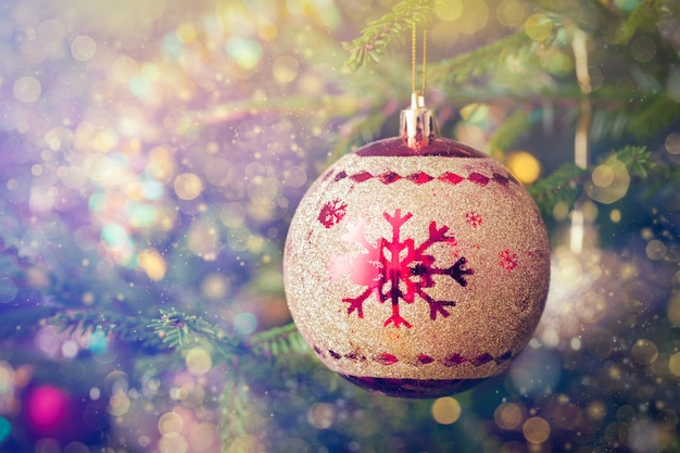 Bugiganga de decoração de árvore de Natal na árvore de Natal decorada bac