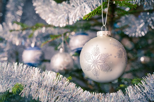 Bugiganga de decoração de árvore de Natal na árvore de Natal decorada bac