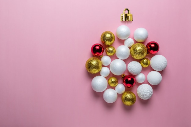 Bugiganga de Natal feita de bolas de glitter douradas, vermelhas e brancas
