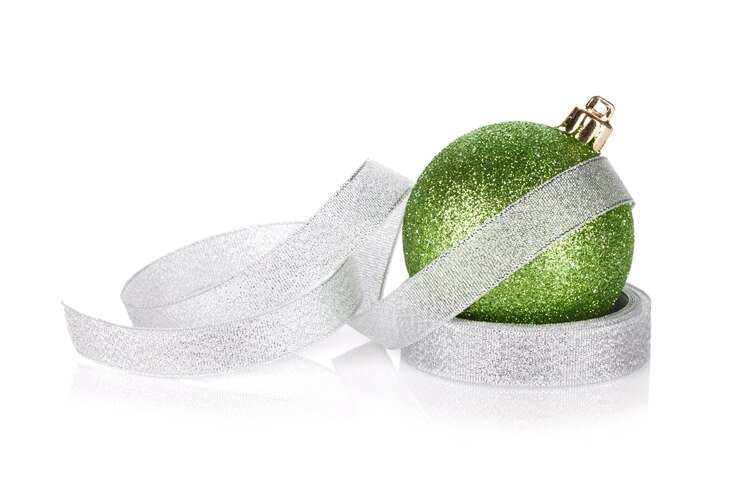 Foto bugiganga de natal verde cintilante com fita. isolado em fundo branco