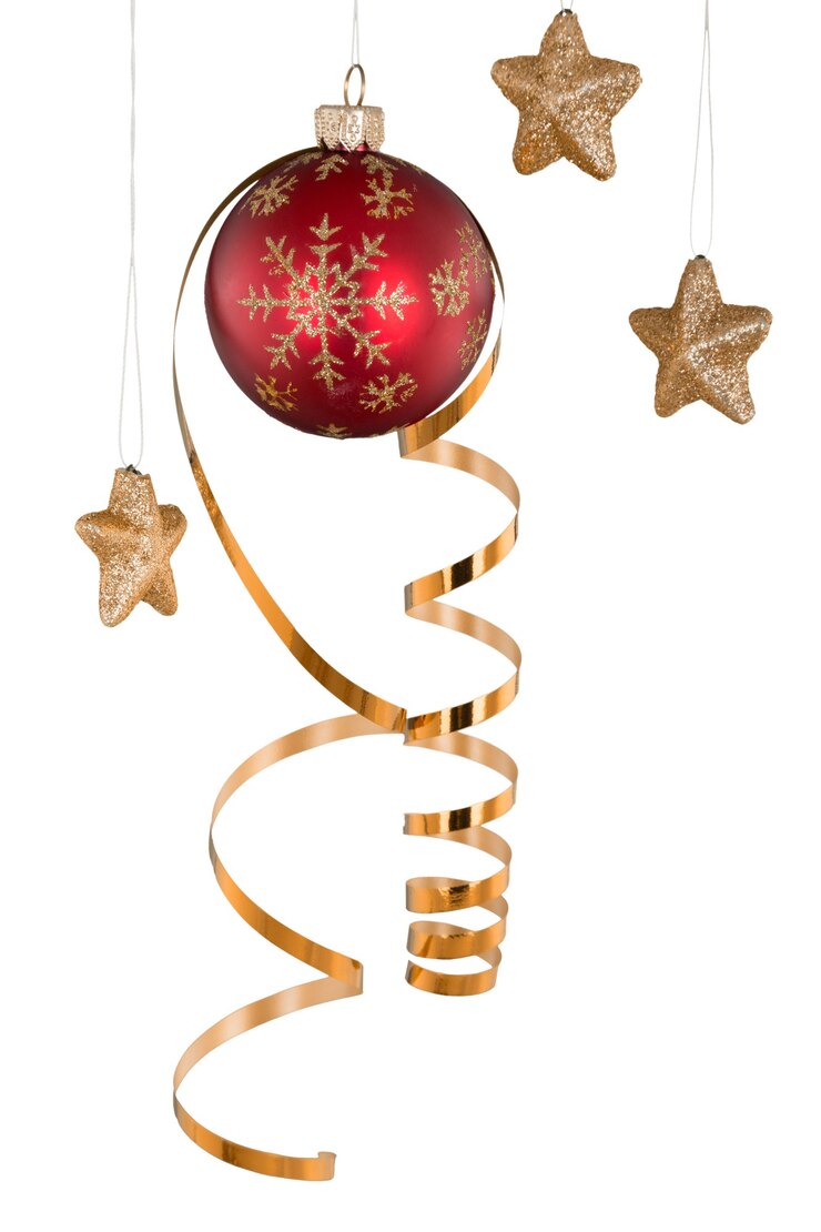 Foto bugiganga vermelha de natal com fita e estrelas douradas penduradas em cordas - isolada