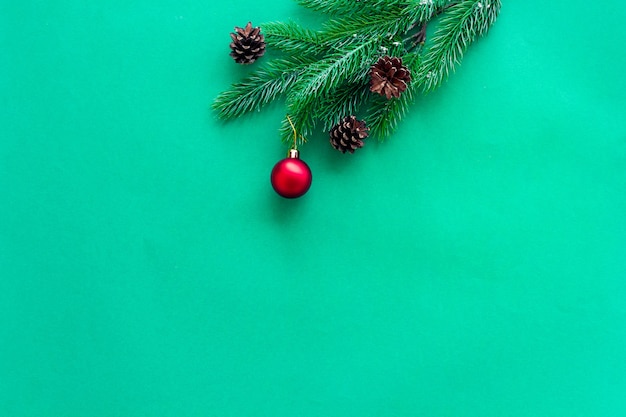 Bugiganga vermelha de Natal em um galho de abeto