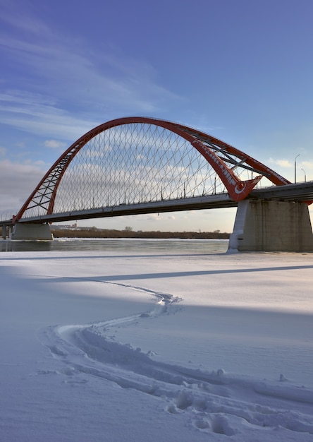 Bugrinskij-Brücke in Nowosibirsk im Winter