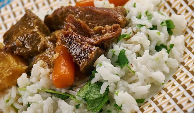 Buhorocha bahsh palov - cozinha uzbeque, pilaf com verduras