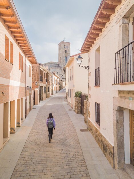 Buitrago de lozoya espanha turismo arquitetura vista aérea marco latino turista hondurenho mulher