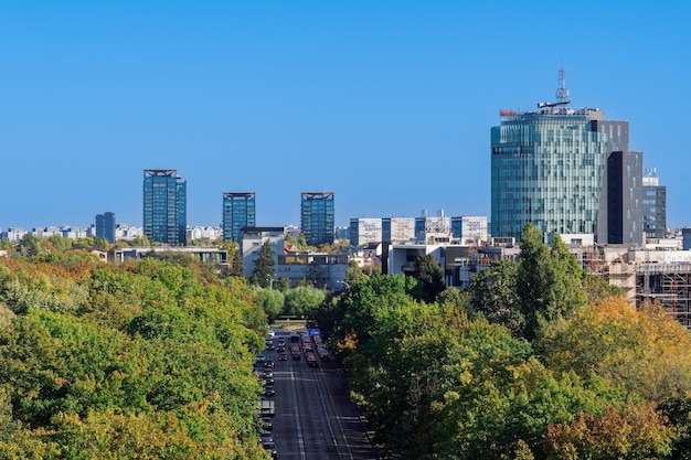 Foto bukarest rumänien panoramablick auf die stadt vom triumphbogen mit park und modernen gebäuden