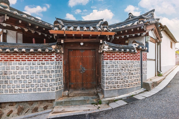 Foto bukchon hanok village es un barrio residencial en seúl, corea del sur. hay muchas casas tradicionales coreanas restauradas que lo convierten en un destino turístico popular.