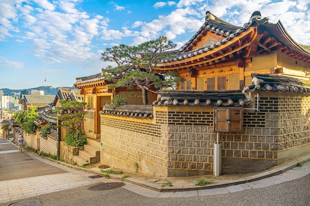 Bukchon Hanok Village con el paisaje urbano del horizonte de la ciudad de Seúl de Corea del Sur al atardecer