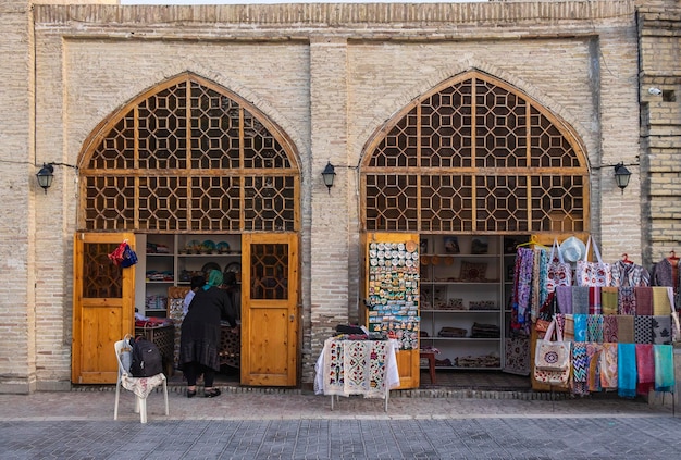 Bukhara Uzbequistão 01 de maio de 2019 Lojas de lembranças no centro da cidade velha