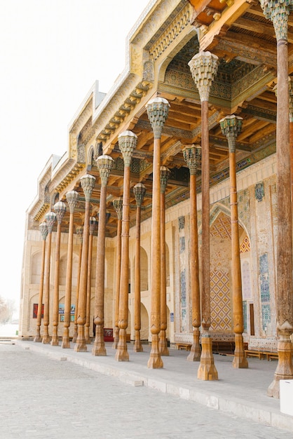 Bukhara uzbequistão dezembro 2021 colunas de madeira bolo house mosque