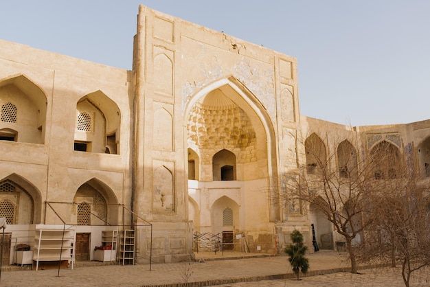 Bukhara Uzbequistão dezembro de 2022 Abdulaziz Khan Madrasah em um dia ensolarado