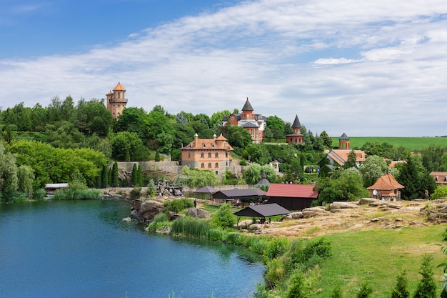 Buki o Buky, región de Kiev, Ucrania - 30 de junio de 2019: Vista panorámica del parque de verano Buki, construido por el empresario Ivan Suslov