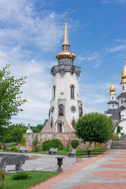 Buki or Buky, região de Kyiv, UCRÂNIA - 30 de junho de 2019: fachada de uma igreja cristã moderna no parque de outono de Buki, construída pelo empresário Suslov