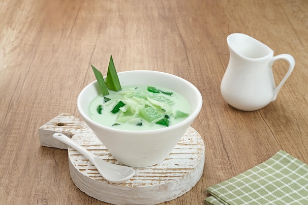 Buko Pandan, ein Dessert aus den Philippinen, hergestellt aus Gelee, junger Kokosnuss und Kondensmilch