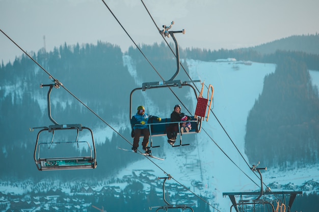Bukovel, 23 de fevereiro de 2021: estação de esqui de inverno, esqui e snowboard