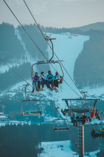 Bukovel, 23. Februar 2021: Winterskigebiet Skifahren und Snowboarden