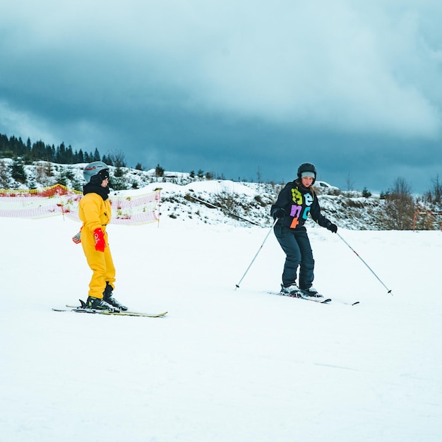 BUKOVEL, UCRÂNIA - 9 de dezembro de 2018: pessoas esquiando. férias de inverno. atividade esportiva
