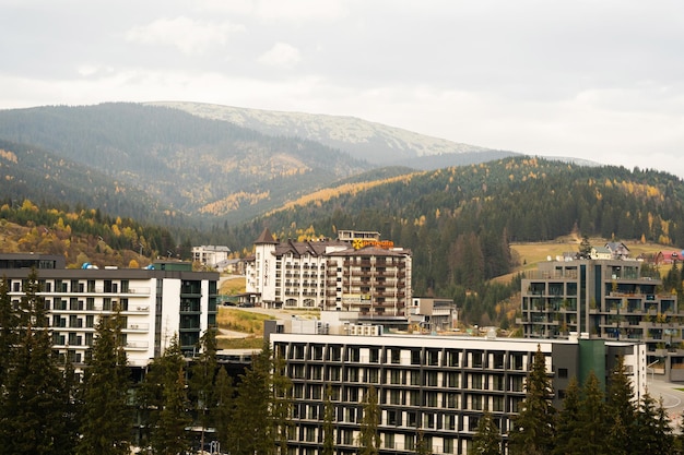 Bukovel Ukraine 22. Oktober 2022 Skigebiet Bukovel im Herbst Schöne Aussicht auf Hotelhäuser in der ökologischen Landschaft Karpaten Hintergrund von Fichten und Berghügeln