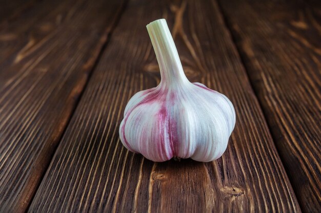 Bulbo de ajo en mesa de madera