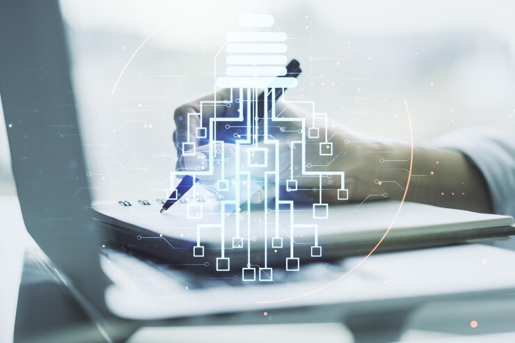Foto bulbo creativo con holograma de chip y escritura a mano en bloc de notas en el fondo con computadora portátil inteligencia artificial y concepto de redes neuronales multiexposición