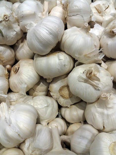 bulbos de ajo con dientes de ajo en el mercado