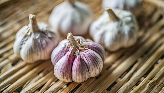 Foto bulbos de ajo dispuestos en una canasta de bambú natural que muestra la esencia de la cosecha orgánica y culi