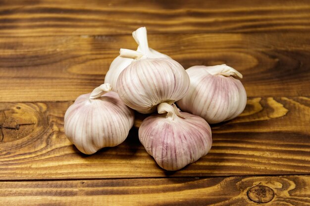 Bulbos de ajo en mesa de madera