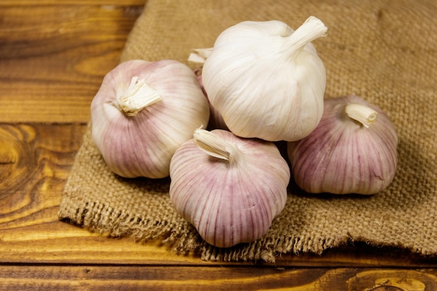 Bulbos de ajo en mesa de madera