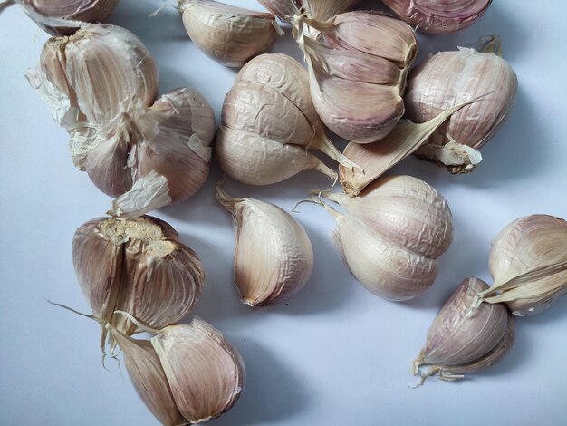 Foto bulbos de cebolla blanca aislados sobre un fondo blanco