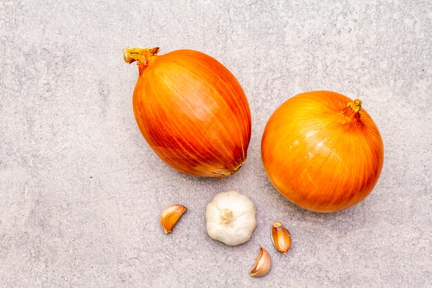 Bulbos de cebolla gigante con ajo