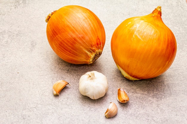 Bulbos de cebolla gigante con ajo