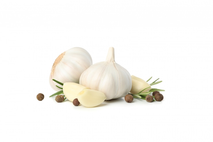 Foto bulbos de alho, pimenta e alecrim isolados no branco