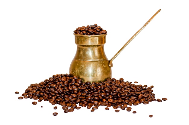 Bule de café velho e grãos em branco