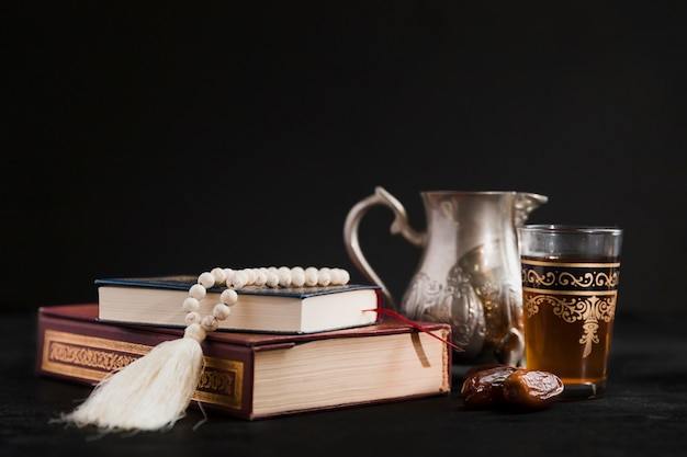 Foto bule de chá com livro de alcorão na mesa