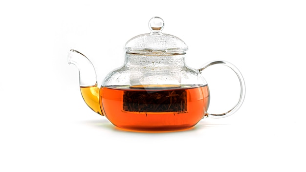 Bule de chá transparente com chá isolado.