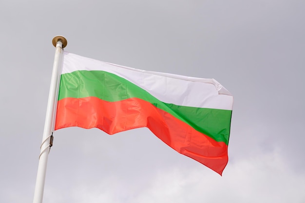 Bulgária bandeira búlgara flutuando na esteira com vento