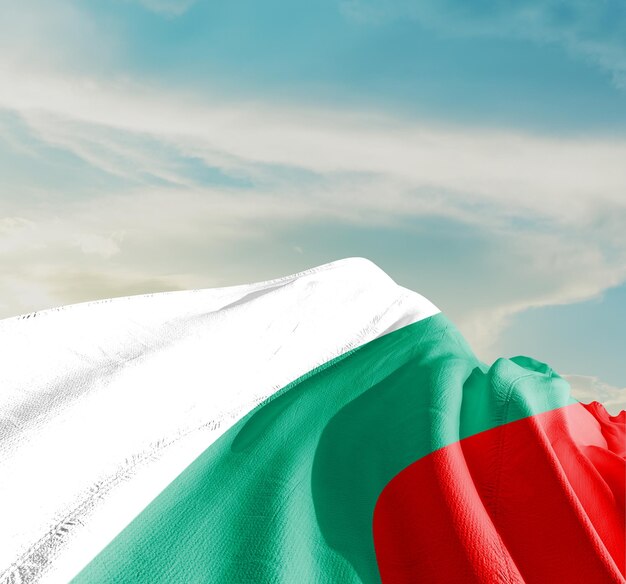 Bulgaria ondeando la bandera en el hermoso cielo