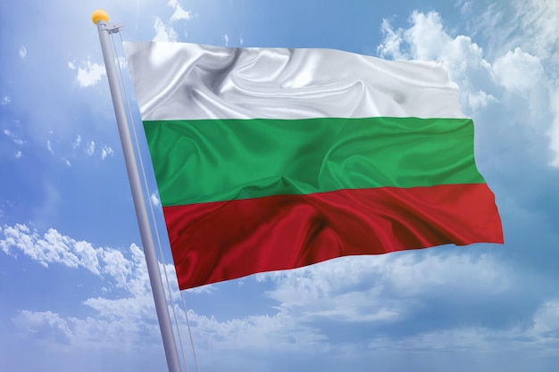 Bulgarien-Flagge auf dem Himmelshintergrund