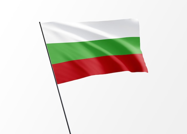 Foto bulgarien-flagge, die hoch im isolierten hintergrund weht. tag der unabhängigkeit bulgariens