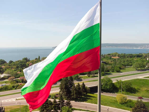 Bulgarien Flagge gegen Stadt Varna am Sommertag