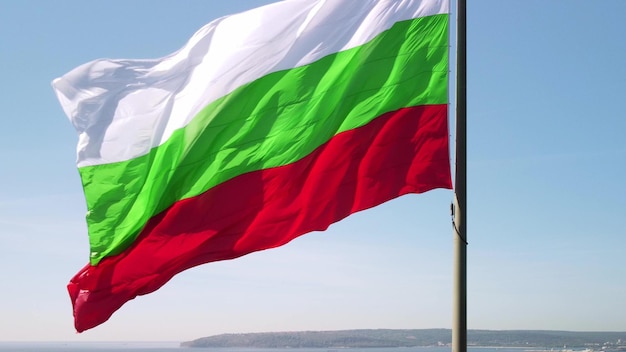 Bulgarien Flagge gegen Stadt Varna am Sommertag