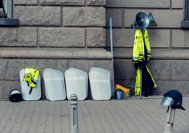 Foto bulgarien sofia 10. september 2020 polizei schützt helme und lautsprecher gegen die wand nach dem protest