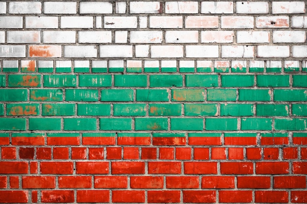 Bulgarische Flagge auf einem Grunge-Backstein-Hintergrund