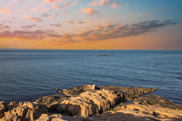 Bulgarische Landschaft mit dem Schwarzen Meer und Steinen bei Sonnenuntergang